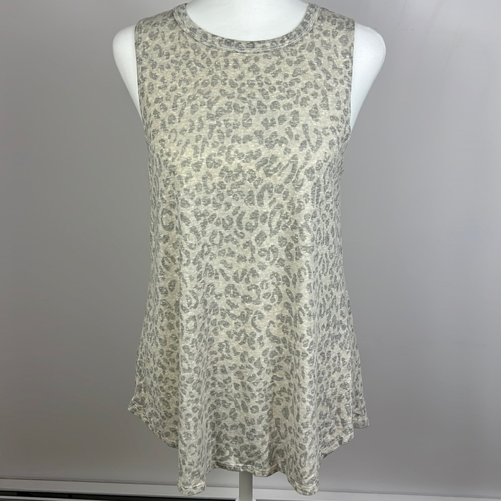 Lulu’s animal print top open back slits size small gray cream. NWT